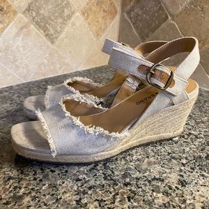 Lucky Brand wedged Sandal heels khaki 3 inch wedge heel Sandals in size 8.5